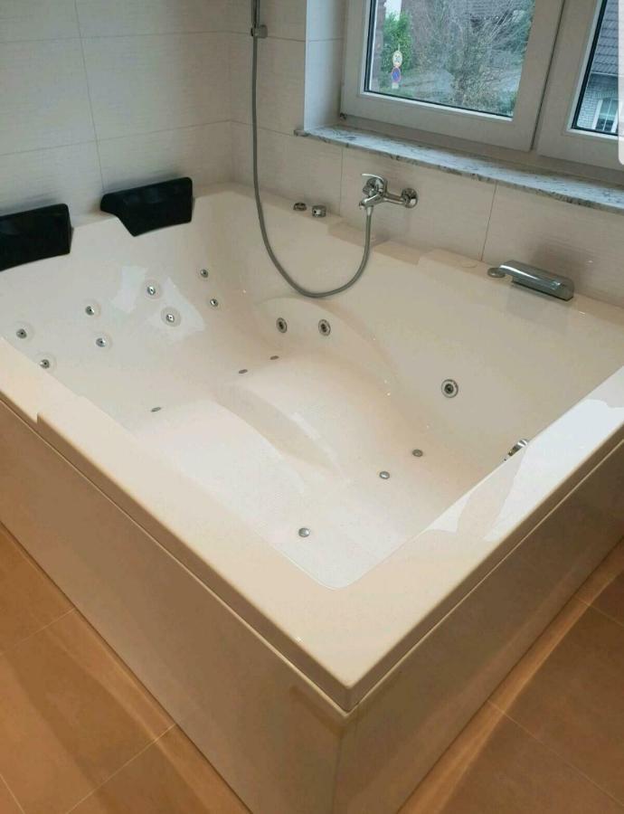 Ferienwohnung Mit Jacuzzi Naehe Flughafen Koeln Bonn Troisdorf Ngoại thất bức ảnh