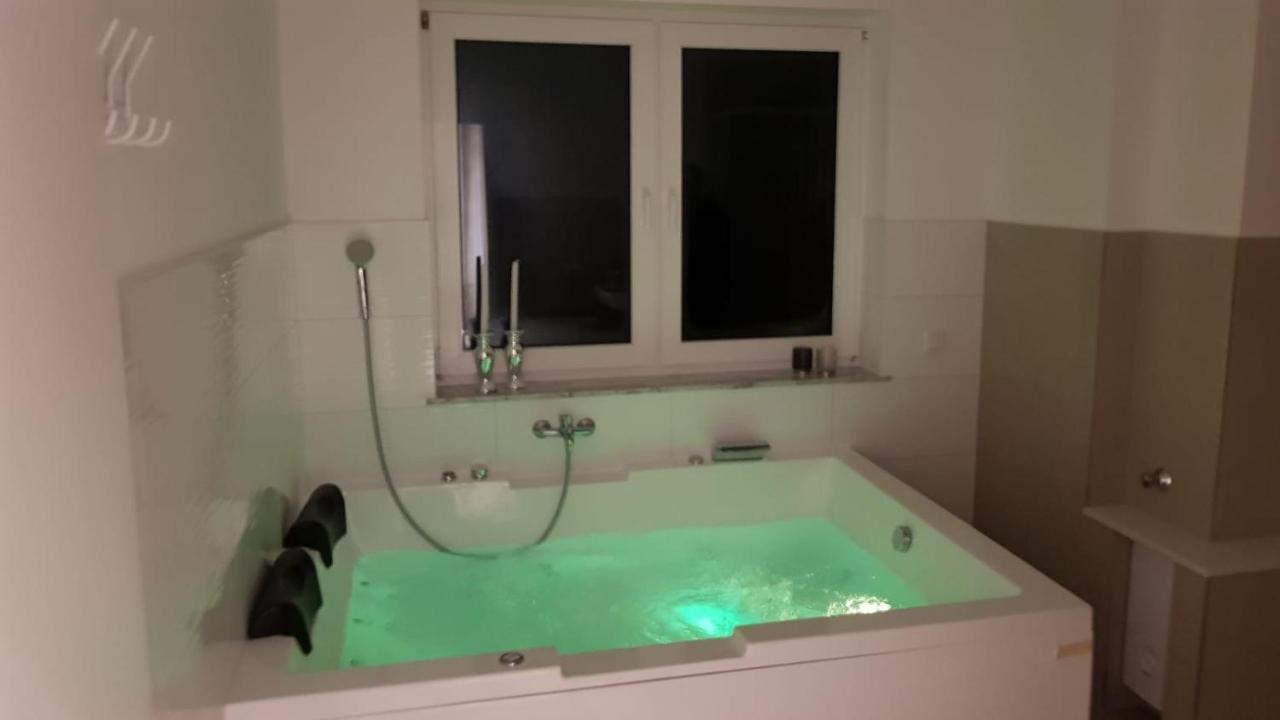 Ferienwohnung Mit Jacuzzi Naehe Flughafen Koeln Bonn Troisdorf Ngoại thất bức ảnh